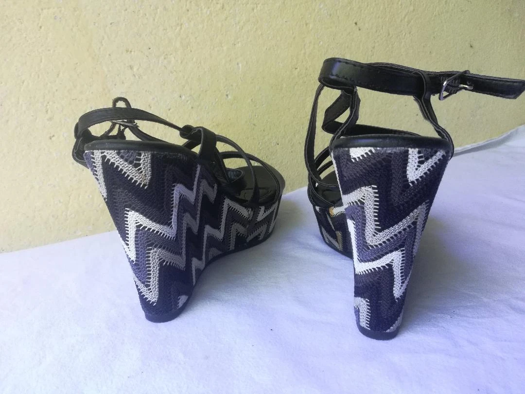 Sandalias negras de tacón compensado bicolor negro/gris talla 38-nuevas (defecto) – photo 10